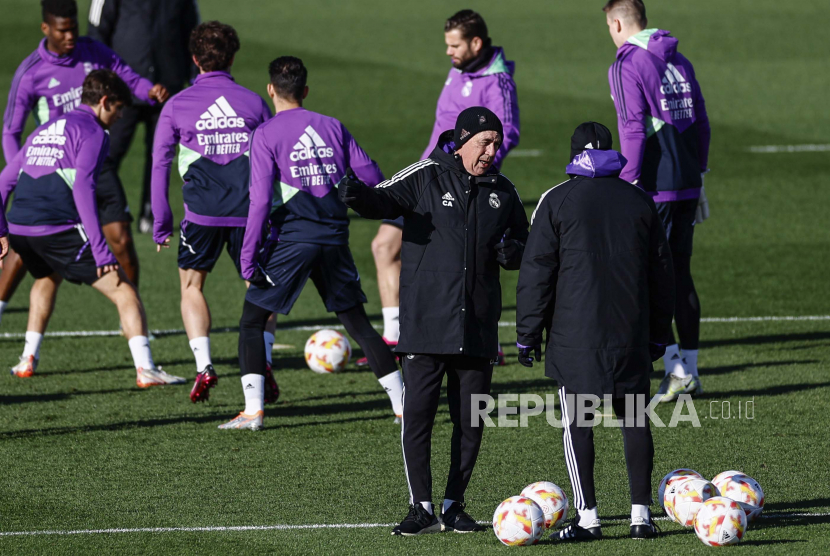  Pelatih kepala Real Madrid Carlo Ancelotti (menghadapi) menghadiri sesi latihan tim yang diadakan di kota olahraga Valdebebas di Madrid, Spanyol, Rabu (18/1/2023). Real Madrid akan menghadapi Villarreal di babak 16 besar Piala Raja Spanyol pada 19 Januari 2023.
