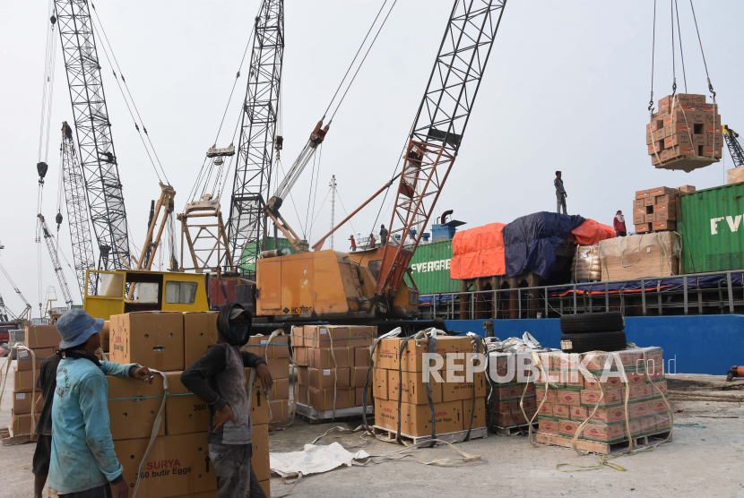 Pekerja melakukan aktivitas bongkar muat di Pelabuhan Sunda Kelapa, Jakarta, Jumat (3/9). Integrasi Pelindo memudahkan koordinasi pembangunan infrastruktur pelabuhan dalam mengakomodasi kapal-kapal berukuran besar. 