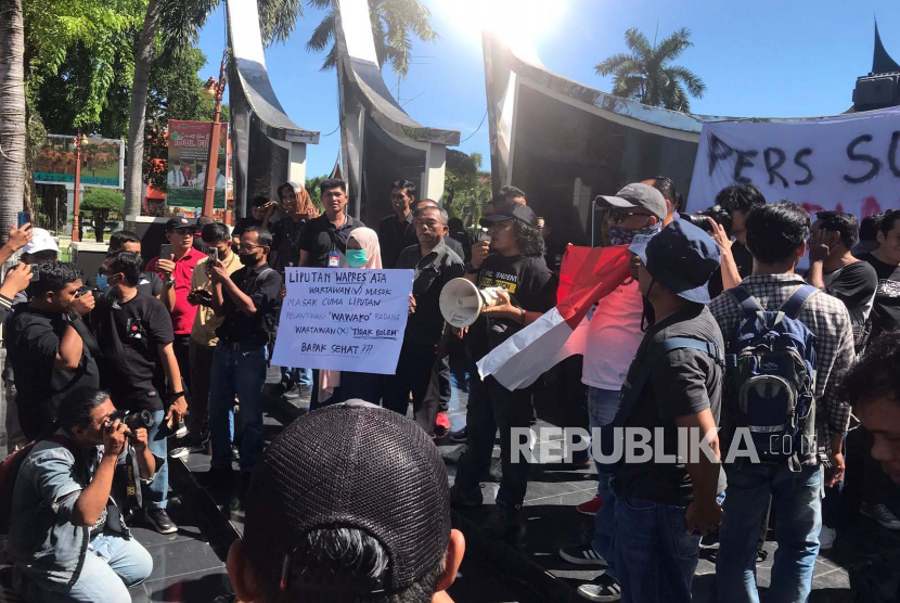 Wartawan Sumbar melakukan aksi demonstrasi di depan Kantor Gubernur, Rabu (10/5/2023) usai pengusiran sejumlah wartawan dari acara pelantikan Wakil Wali Kota Padang| 