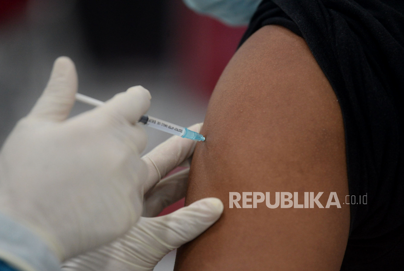 Vaksinator menyuntikan vaksin Covid-19 (ilustrasi)