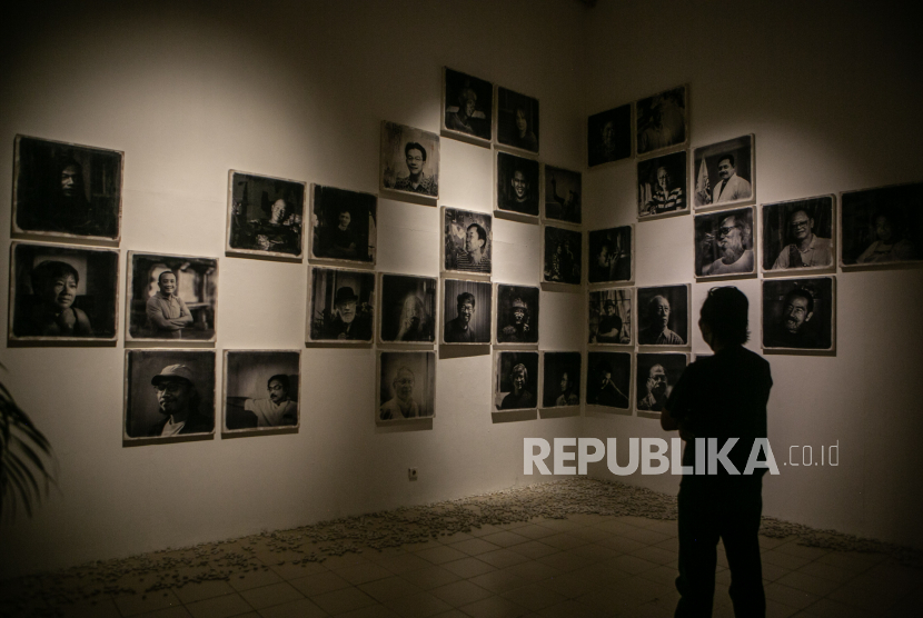 Pengunjung mengamati karya saat pameran seni bertajuk Continew di Jogja Gallery, Gondomanan, Yogyakarta, Rabu (8/9/2021). Pameran karya perupa foto Sjaiful Boen dengan kurator oscar motuloh tersebut menampilkan 355 karya yang berlangsung hingga 2 Oktober 2021. 