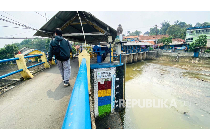 Kondisi tinggi muka air (TMA) Sungai Ciliwung di Bendungan Katulampa, Kota Bogor, Jawa Barat, Rabu (26/7/2023). 