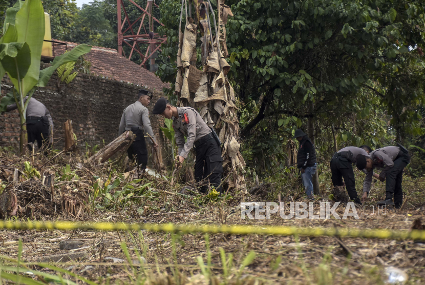 Polisi melakukan penyisiran saat melakukan olah tempat kejadian perkara (TKP) kasus pembunuhan di area rumah korban, Jalancagak, Kabupaten Subang, Jawa Barat, Selasa (24/10/2023). 