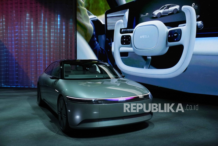  Mobil prototipe kendaraan listrik Afeela, perusahaan patungan antara Sony dan Honda, dipamerkan selama konferensi pers Sony sebelum dimulainya acara teknologi CES Rabu, 4 Januari 2023, di Las Vegas. Foto ilustrasi