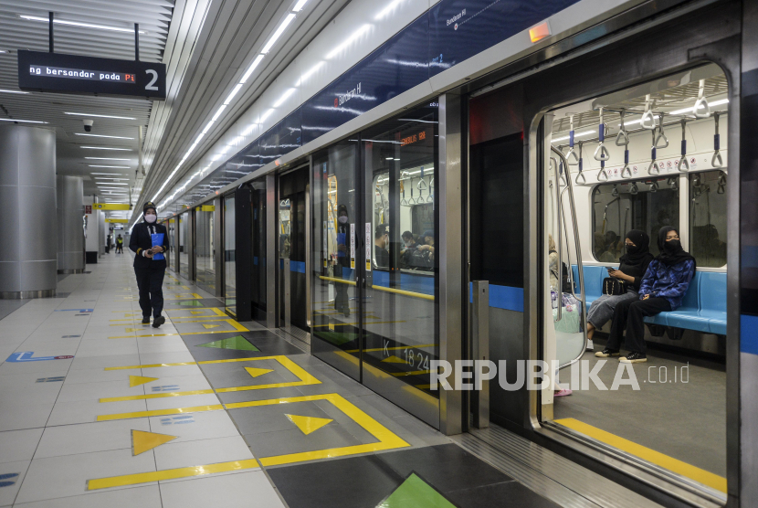 Penumpang menaiki MRT di Stasiun Bundaran HI, Jakarta, Selasa (15/11/2022). PT MRT Jakarta mempelajari pengembangan kawasan berorientasi transit di Jepang. Ilustrasi.