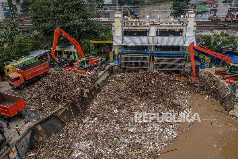 Sejumlah alat berat membersihkan sampah di pintu air Manggarai, Jakarta, Selasa (22/9). Hujan yang mengguyur wilayah Jakarta dan sekitarnya pada Senin (21/9), menyebabkan debit air Sungai Ciliwung meningkat dan menghanyutkan sampah ke pintu air. Republika/Putra M. Akbar