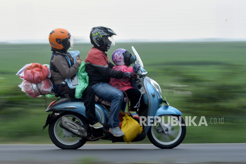 Pemudik motor melintas di jalan Pamanukan, Jawa Barat, Rabu (19/4/2023). Arus mudik dengan menggunakan sepeda motor terpantau ramai lancar di jalur Pantura arah Cirebon.