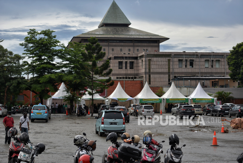 Kendaraan mengantre membeli tiket saat akan memasuki kawasan Taman Mini Indonesia Indah (TMII), Jakarta Timur, Sabtu (31/12/2022). 