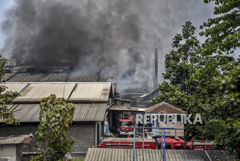 Asap hitam terlihat mengepul di salah satu gudang penyimpanan pabrik tekstil yang terbakar di Jalan Jenderal Sudirman, Kelurahan Cijerah, Kecamatan Bandung Kulon, Kota Bandung, Senin (4/10).
