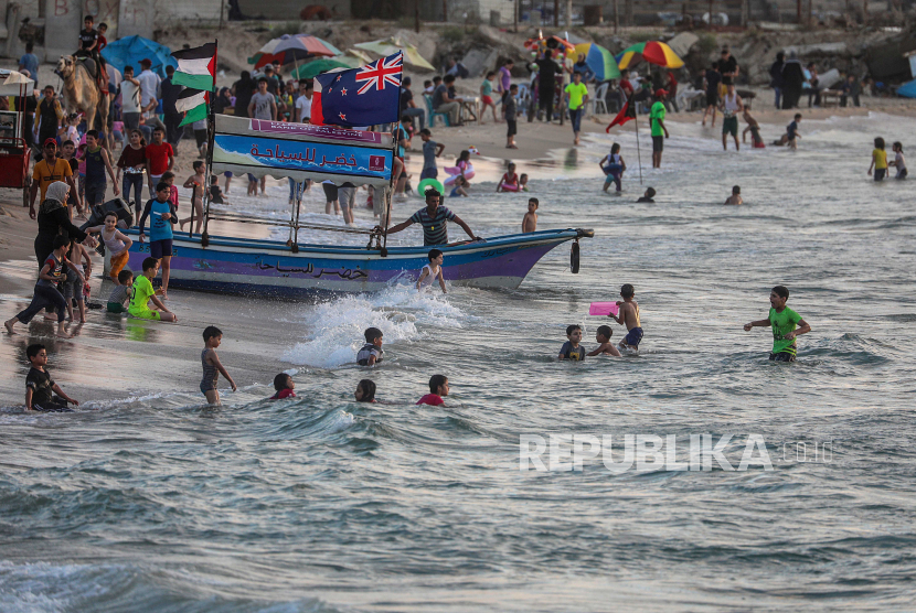 Warga Palestina menghabiskan waktu mereka di pantai Gaza, di tengah pandemi virus coronavirus COVID-19 yang sedang berlangsung di Kota Gaza, 15 Juni 2020.