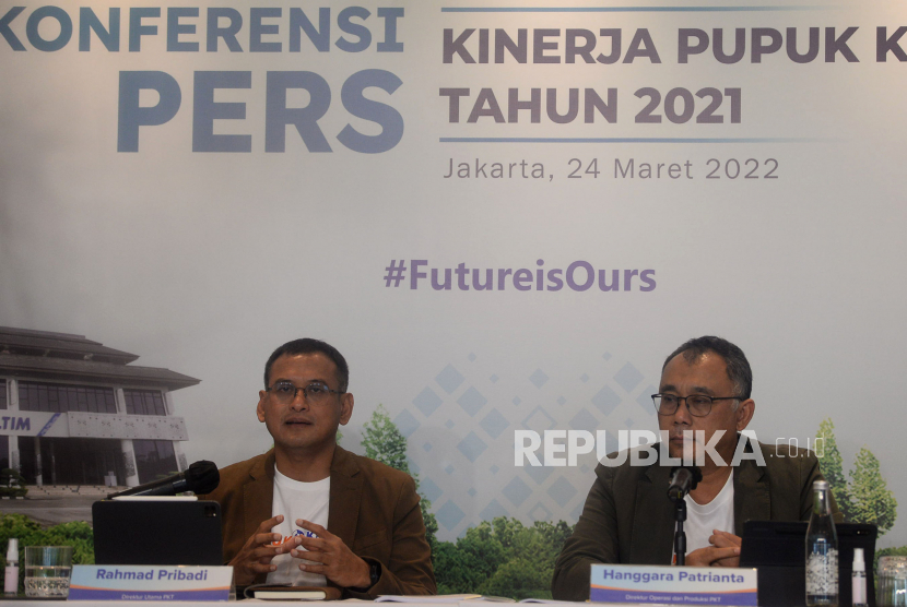 Direktur Utama PT Pupuk Kalimantan Timur (PKT) Rahmad Pribadi (kiri) didampingi Direktur Operasi dan Produksi PKT Hanggara Patrianta saat memberikan keterangan terkait kinerja tahun 2021 di Jakarta, Kamis (24/3/2022). Pada Tahun 2021 PKT berhasil mencatatkan laba setelah pajak senilai Rp 6,17 triliun atau tertinggi sepanjang sejarah.