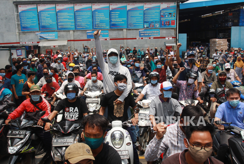 Buruh dari berbagai elemen organisasi melakukan aksi mogok kerja dengan turun ke jalan di kawasan industri Kebun Besar, Tangerang, Banten, Selasa (6/10/2020). Aksi yang diikuti ribuan buruh tersebut untuk memprotes pengesahan Undang Undang Cipta Kerja oleh DPR. 