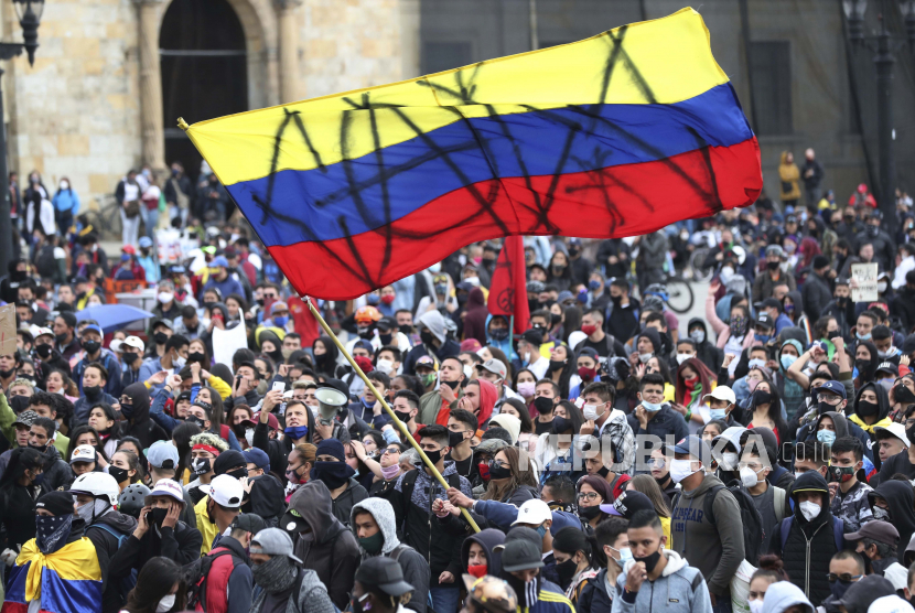 Para pengunjuk rasa berkumpul di Bolivar Square selama protes melawan pemerintah di Bogota, Kolombia. Ilustrasi.