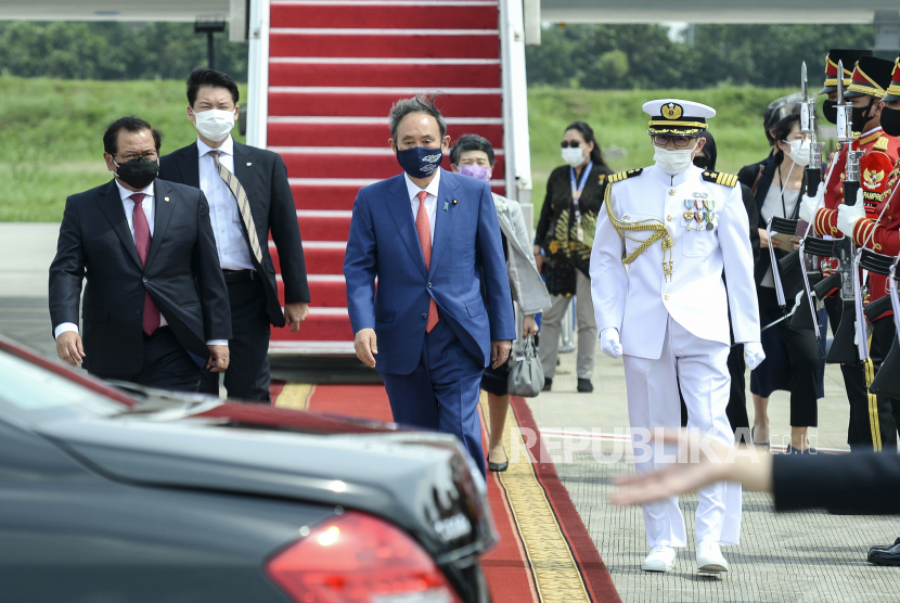  Foto selebaran yang disediakan oleh Istana Kepresidenan Indonesia, menunjukkan Perdana Menteri Jepang Yoshihide Suga (tengah) setibanya di Bandara Internasional Soekarno-Hatta di Kota Tangerang, Senin (20/10/2020). Suga sedang melakukan kunjungan resmi ke negara tersebut mulai 20 Oktober 2020. hingga 21 Oktober 2020.
