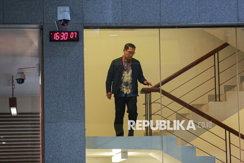 Mantan Gubernur Jawa Barat Ridwan Kamil berjalan usai menjalani pemeriksaan di Gedung Merah Putih KPK, Jakarta, Selasa (2/12/2025).