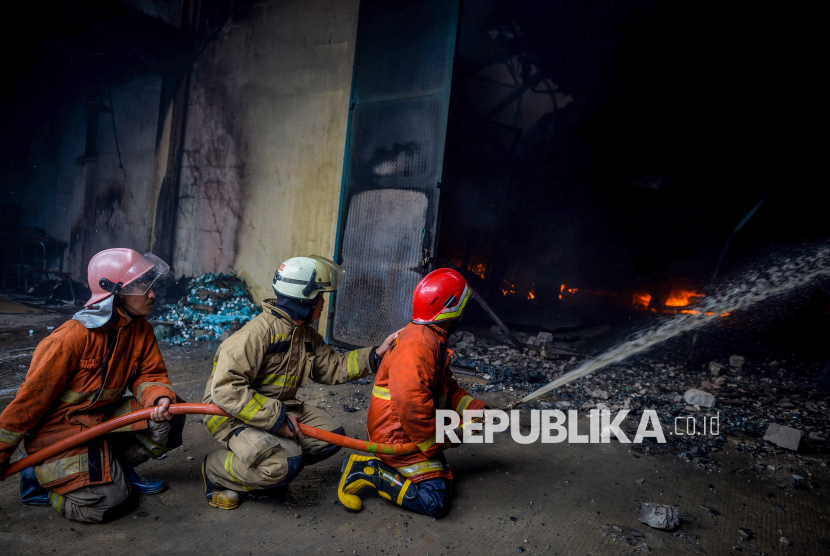 Petugas pemadam kebakaran menyemprotkan air ke arah api yang membakar salah satu gudang di kawasan pergudangan Pantai Indah Dadap, Kosambi, Kabupaten Tangerang, Banten, Jumat (31/1/2025). Kebakaran yang melanda lima unit bangunan gudang mainan tersebut diduga disebabkan hubungan pendek arus listrik yang bersumber dari sebuah kabel di dalam gudang. 