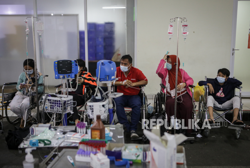 Sejumlah pasien Covid-19 menunggu di kursi roda untuk mendapatkan kamar perawatan di selasar ruang IGD RSUD Cengkareng, Jakarta Barat, Rabu (23/6/2021). Kini jumlah pasien Covid-19 yang dirawat di RSUD Cengkareng semakin menurun.