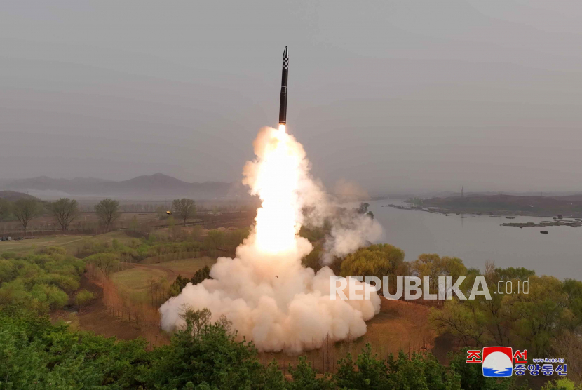  Sebuah foto yang dirilis oleh Kantor Berita Pusat Korea Utara (KCNA) resmi menunjukkan uji tembak rudal balistik antarbenua (ICBM) berbahan bakar padat Hwasong-18 baru di lokasi yang dirahasiakan di Korea Utara, 13 April 2023 (Dikeluarkan 14 April 2023) .