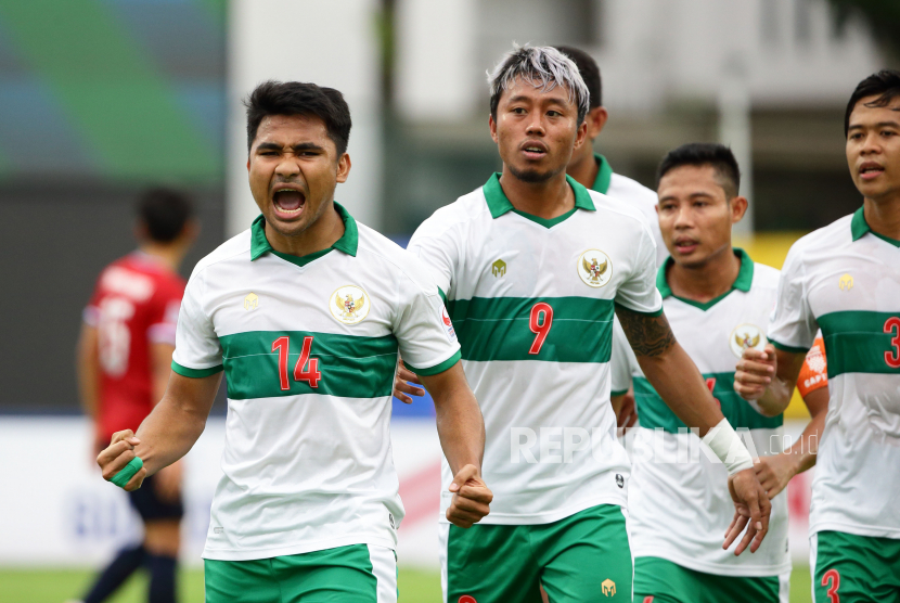 Pemain timnas Indonesia Asnawi Mangkualam melakukan selebrasi seusai mencetak gol ke gawang Laos dalam pertandingan Piala AFF Suzuki Cup 2020 di Bishan Stadium, Singapura, Ahad (12/12). 