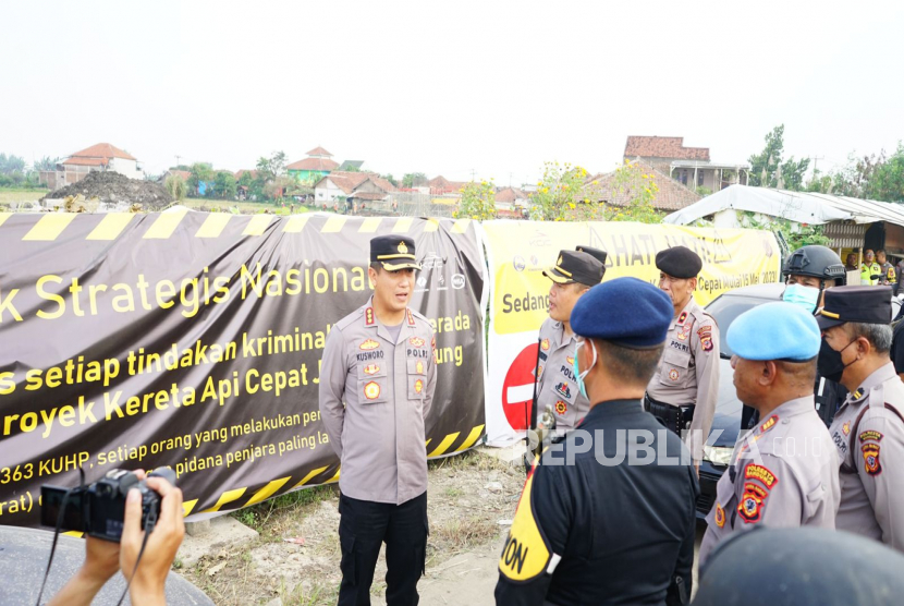 Ratusan polisi yang berasal dari satuan Brimob Polda Jawa Barat dan Polresta Bandung menjaga ketat kawasan proyek Kereta Cepat Jakarta-Bandung, Rabu (17/5/2023). Penjagaan dilakukan menjelang uji coba kawasan akan dialiri listrik dan kereta inspeksi mulai menyisir jalur rel, Rabu (17/5/2023). 