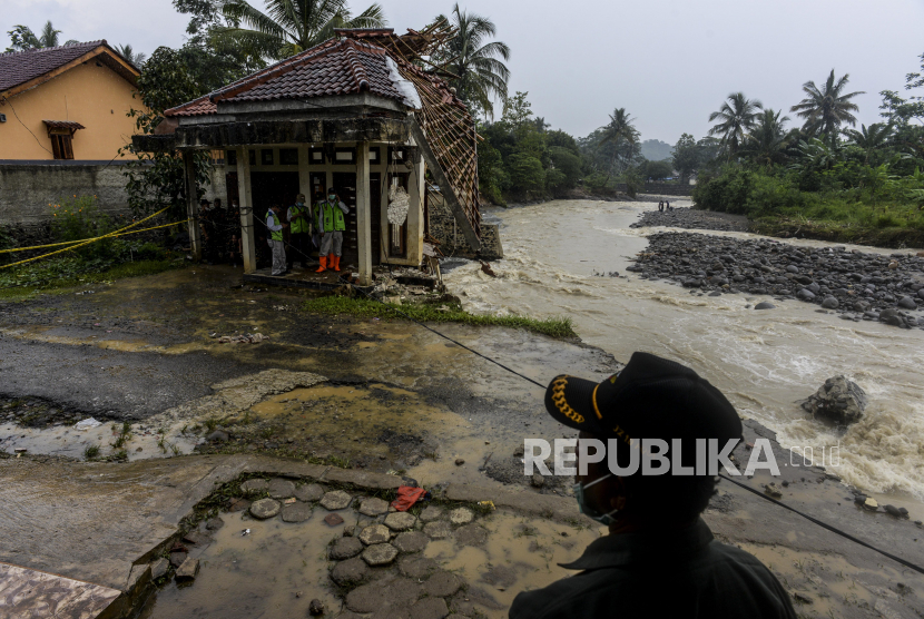 Petugas melihat bangunan yang rusak karena banjir bandang  akibat meluapnya Sungai Cidurian di Desa Kalong Sawah, Kecamatan Jasinga, Kabupaten Bogor, Jawa Barat, Selasa (7/9). 