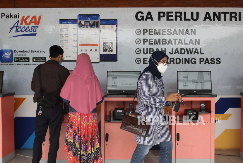 Sejumlah penumpang kereta api menggunakan layanan kereta api yang disediakan di Stasiun Pasar Turi, Surabaya, Jawa Timur
