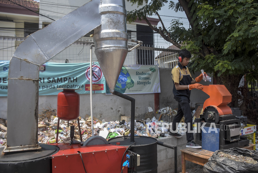 Daur ulang sampah plastik. Daur ulang tidak dapat dianggap sebagai solusi limbah padat permanen, hanya memperpanjang waktu pakainya.