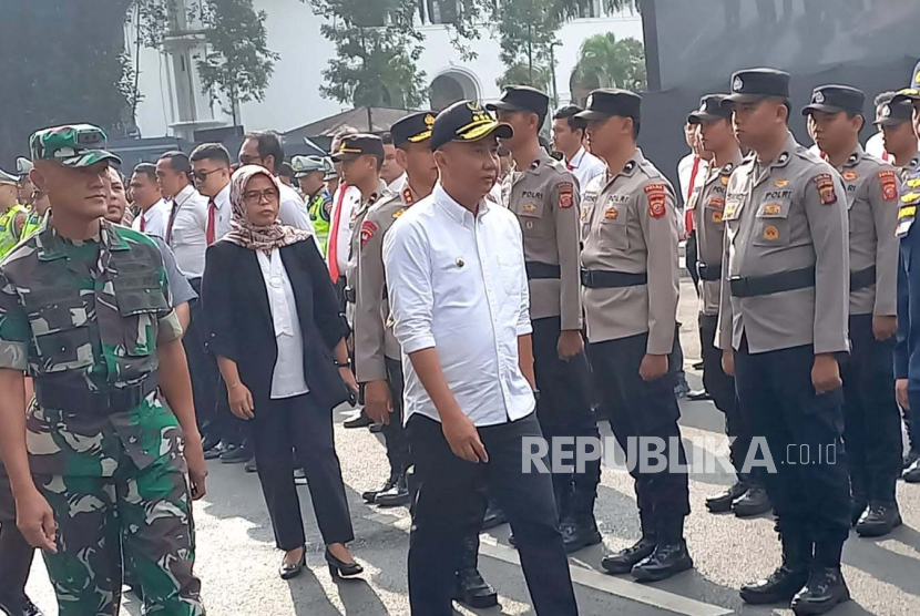 Pj Gubernur Jawa Barat Bey Machmudin bersama Kapolda Jawa Barat, Pangdam III Siliwangi serta jajaran Forkopimda lainnya mengecek seluruh petugas yang akan mengamankan penyelenggaraan pemilu tahun 2024 di Jalan Diponegoro, Senin (12/2/2024).