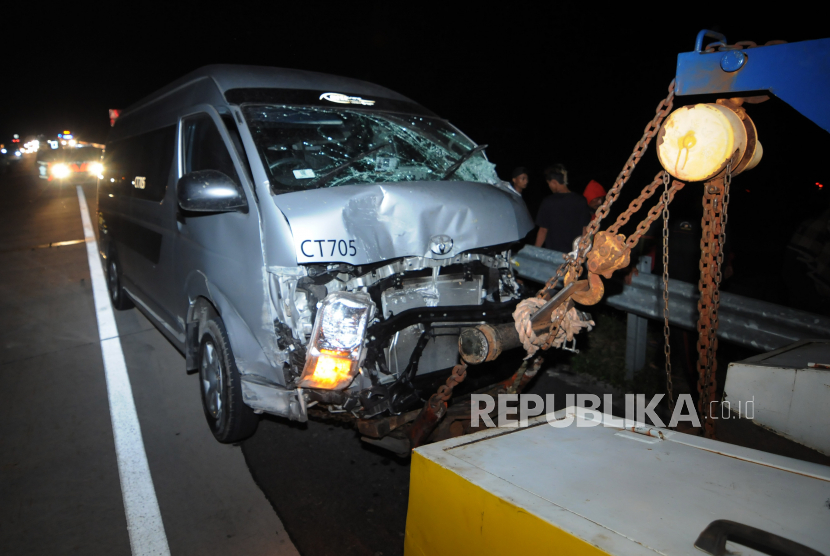 Sejumlah warga melihat kondisi mobil yang terlibat kecelakaan,  di jalan tol Kartasura-Boyolali, Boyolali, Jawa Tengah (ilustrasi) 