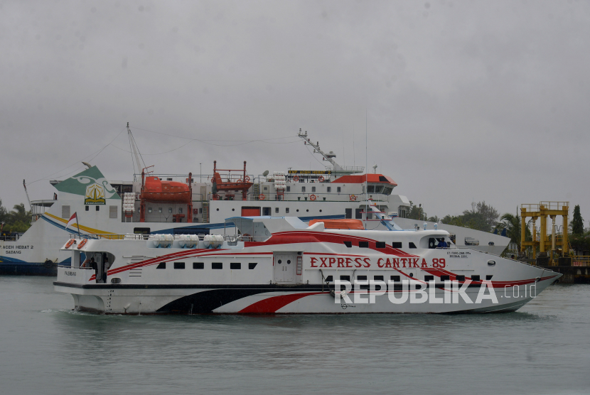 Kapal ASDP  kapal cepat dan kapal roro berlabuh di pelabuhan penyeberangan Ulee Lheue, Banda Aceh, Aceh, Ahad (29/5/2022). Pihak Angkutan Sungai dan Penyeberangan (ASDP) , nenerapa waktu lalu.