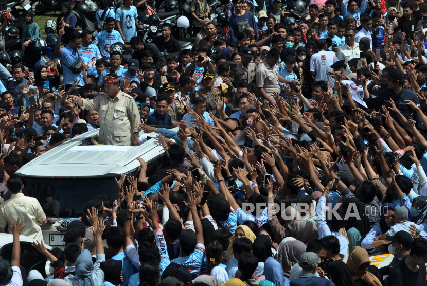 Calon presiden nomor urut 2 Prabowo Subianto menyapa relawan saat menghadiri konsolidasi pemenangan Prabowo-Gibran  di Kota Bengkulu, Bengkulu, Kamis (11/1/2024).