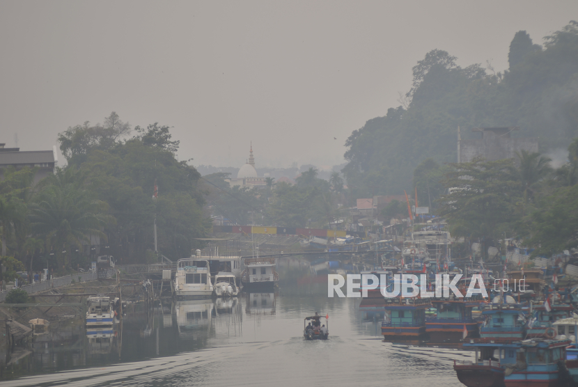 Kabut asap menyelimuti Kota Padang, Sumatra Barat. ISPU di Padang masuk kategori kuning atau tidak sehat. Pemkot Padang menyebut asap berasal dari luar Sumbar.
