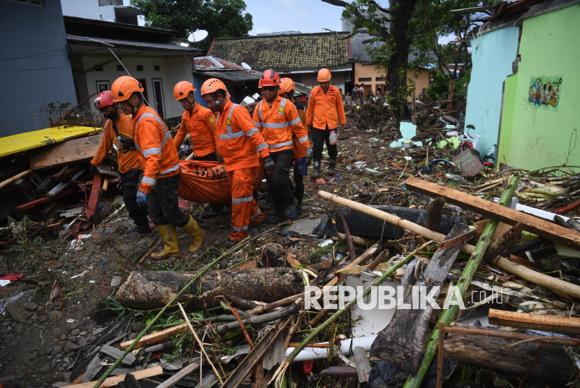 Personel Basarnas mengevakuasi korban meninggal akibat terjangan banjir bandang di Pelabuhanratu, Sukabumi, Jawa Barat, Jumat (7/3/2025). BPBD Kota Sukabumi menyebutkan bencana hidrometeorologi seperti banjir dan tanah longsor yang melanda wilayah itu pada 6-7 Maret 2025 mencapai 18 titik dan mengakibatkan 91 ribu jiwa terdampak. 