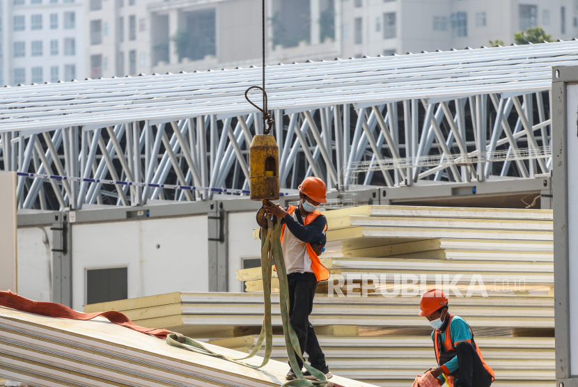 Pekerja menyelesaikan pembangunan Rumah Sakit Modular di Tanjung Duren, Jakarta, Rabu (28/7/2021).