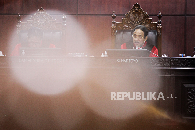 Ketua Hakim Mahkamah Konstitusi (MK) Suhartoyo saat memimpin jalannya sidang di Mahkamah Konstitusi, Jakarta, Senin (29/4/2024). Mahkamah Konstitusi mulai menggelar sidang pendahuluan Perselisihan Hasil Pemilihan Umum (PHPU) pemilu legislatif 2024 untuk anggota DPR RI, DPRD Provinsi, DPRD Kabupaten dan Kota. Sebanyak 297 perkara yang dimohonkan oleh partai politik dan perseorangan tersebut dibagi dalam tiga panel yang dipimpin oleh tiga hakim yang memutuskan PHPU untuk Pileg 2024.