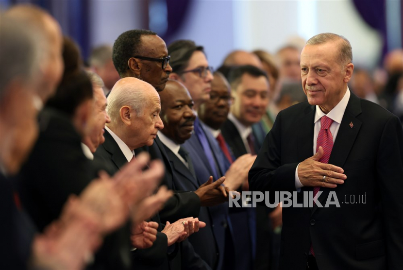 Presiden Turki Recep Tayyip Erdogan (kanan) menghadiri upacara pelantikannya di istana presiden di Ankara, Turki, (3/6/2023).