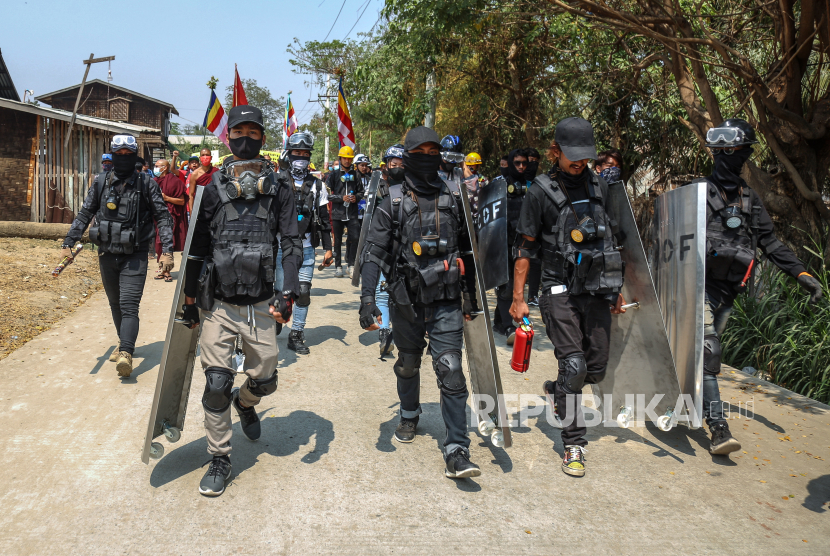 Demonstran yang mengenakan peralatan pelindung dan membawa perisai berbaris selama protes melawan kudeta militer di Mandalay, Myanmar, Rabu (17/3).. Protes anti-kudeta terus berlanjut meskipun tindakan keras terhadap demonstran semakin intensif oleh pasukan keamanan.