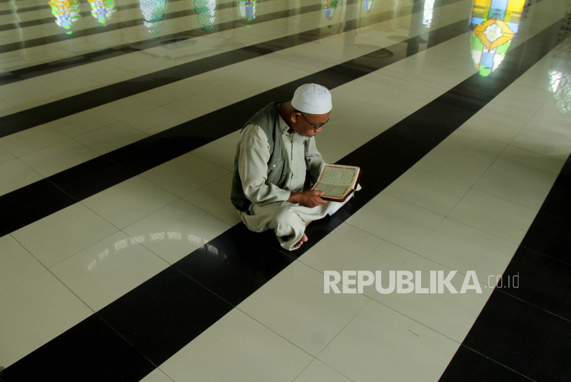 Warga membaca Al Quran di Masjid Agung Suhada, Mamuju, Sulawesi Barat, Jumat (24/4/2020). Sulbar Berencana Bangun Pondok Tilawah Alquran di Enam Kabupaten