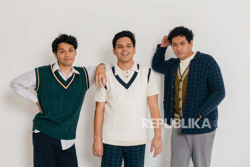 Musisi The Overtunes dalam sesi pemotretan untuk cover EP Endlessly. 