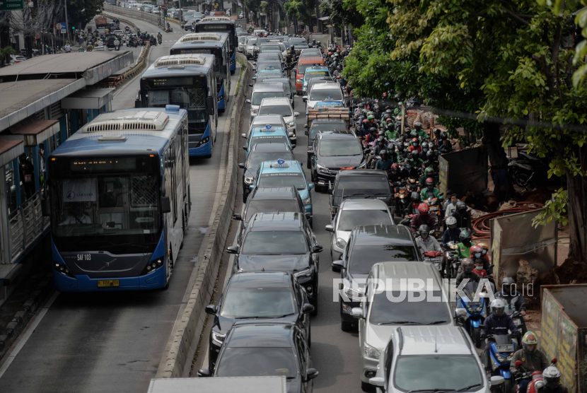 Sejumlah kendaraan terjebak macet saat jam berangkat kerja di kawasan Mampang Prapatan.