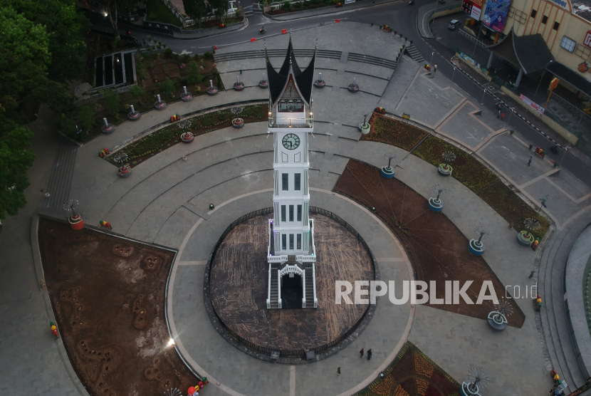 [Ilustrasi Jam Gadang di Kota Bukittinggi, Sumatera Barat] Jam Gadang biasanya menjadi lokasi kerumunan saat malam pergantian tahun baru.