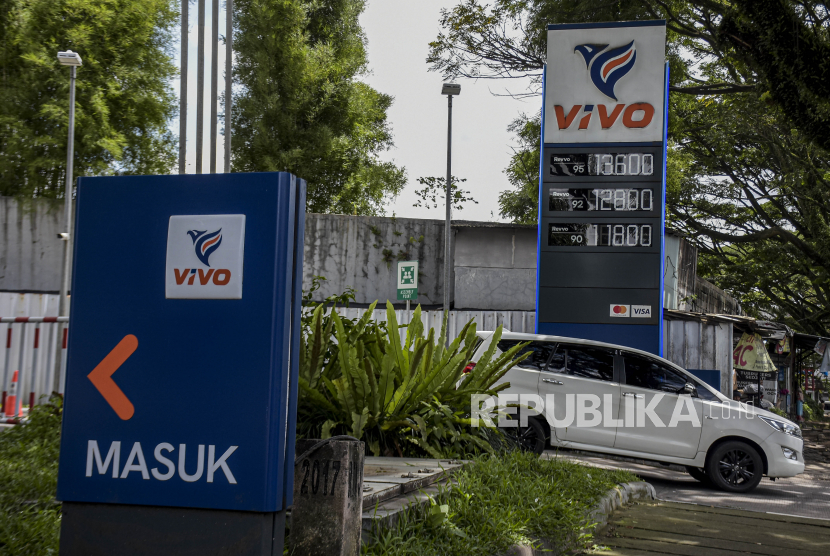 Kendaraan keluar area SPBU usai mengisi bahan bakar minyak (BBM) di SPBU Vivo Pasteur, Jalan Dr Djunjunan, Sukajadi, Kota Bandung. Ekonom ungkap harga komoditas BBM yang turun mampu menekan inflasi