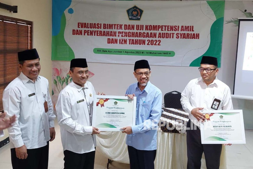 Kakanwil Kementerian Agama DIY memberikan penghargaan pengelolaan zakat atas capaian prestasi Indek Zakat Nasional (IZN), Selasa (1/8/23). 