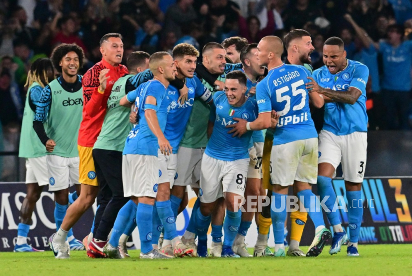 Para pemain Napoli merayakan gol usai mampu menyamakan kedudukan 2-2 vs AC Milan dalam lanjutan Liga Italia di Stadion Diego Armando Maradona, Senin (29/10/2023) dini hari WIB.