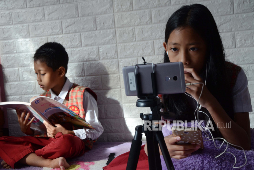 Pelajar mengikuti kegiatan belajar secara daring atau virtual  dari rumah, di Kecamatan Lembang, Kabupaten Bandung Barat, Selasa (14/7). Kegiatan belajar secara daring saat ini masih mengalami kendala, di antaranya masalah teknis dan jaringan.