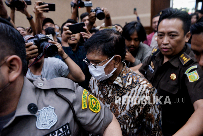 Terdakwa mantan Menteri Komunikasi dan Informatika (Menkominfo) Johnny G Plate memasuki ruang sidang perdana di Pengadilan Negeri Tipikor, Jakarta Pusat, Selasa (27/6/2023). 