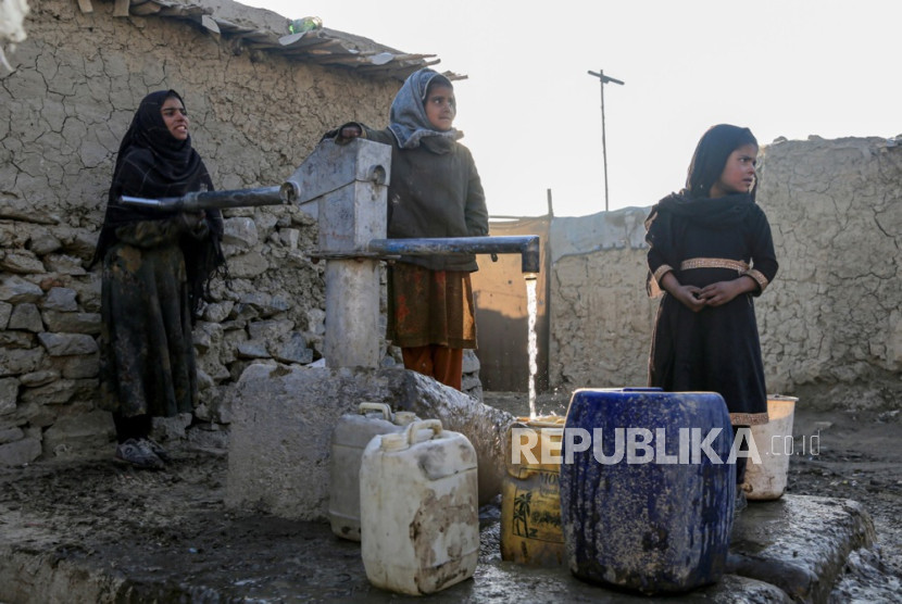 Warga Afghanistan berdiri di samping sumur air saat cuaca dingin di Kabul, Afghanistan, 24 Januari 2024 (dikeluarkan 25 Januari 2024). 