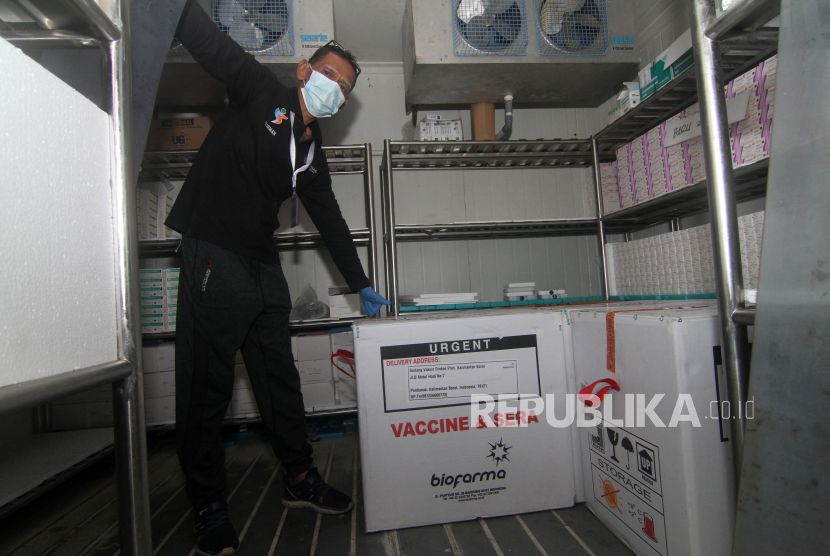 Seorang petugas memperlihatkan sejumlah kotak berisi vaksin Covid-19 CoronaVac yang diproduksi Sinovac