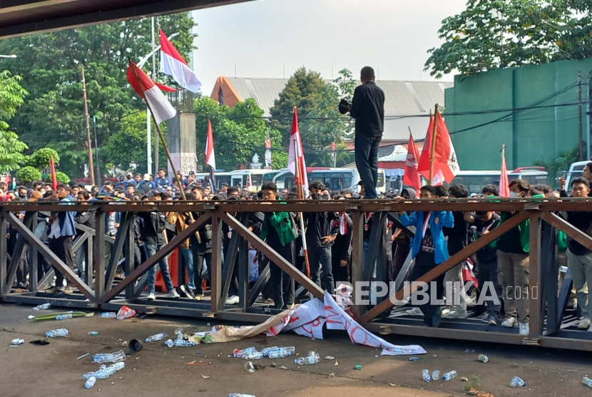 Massa aksi merobohkan pembatas di Gerbang Pancasila atau pintu belakang Gedung DPR, Senayan, Jakarta (22/8/2024). Massa aksi yang didominasi oleh mahasiswa itu menuntut DPR tak mengesahkan RUU Pilkada yang bertentangan dengan putusan MK. 