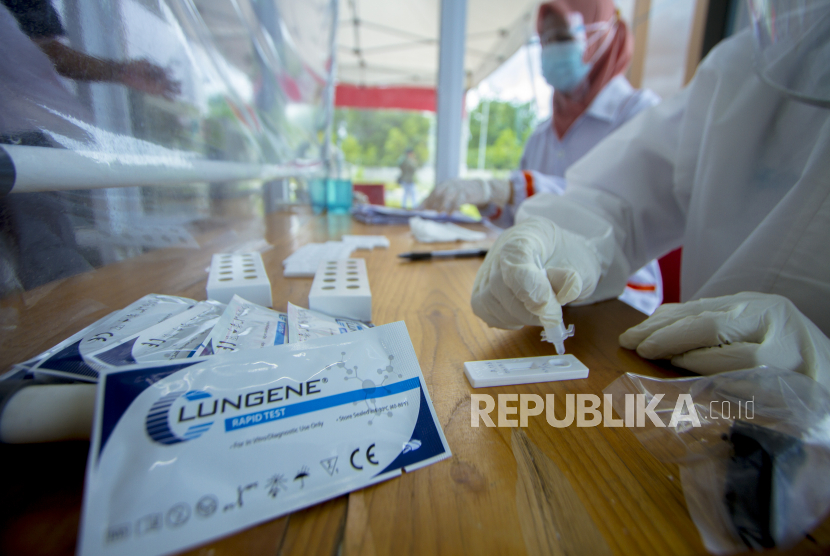 Petugas meneteskan sampel lendir saat rapid test antigen di klinik pelayanan rapid test Bandara Syamsudin Noor, Banjarbaru, Kalimantan Selatan, Selasa (22/12/2020). ilustrasi